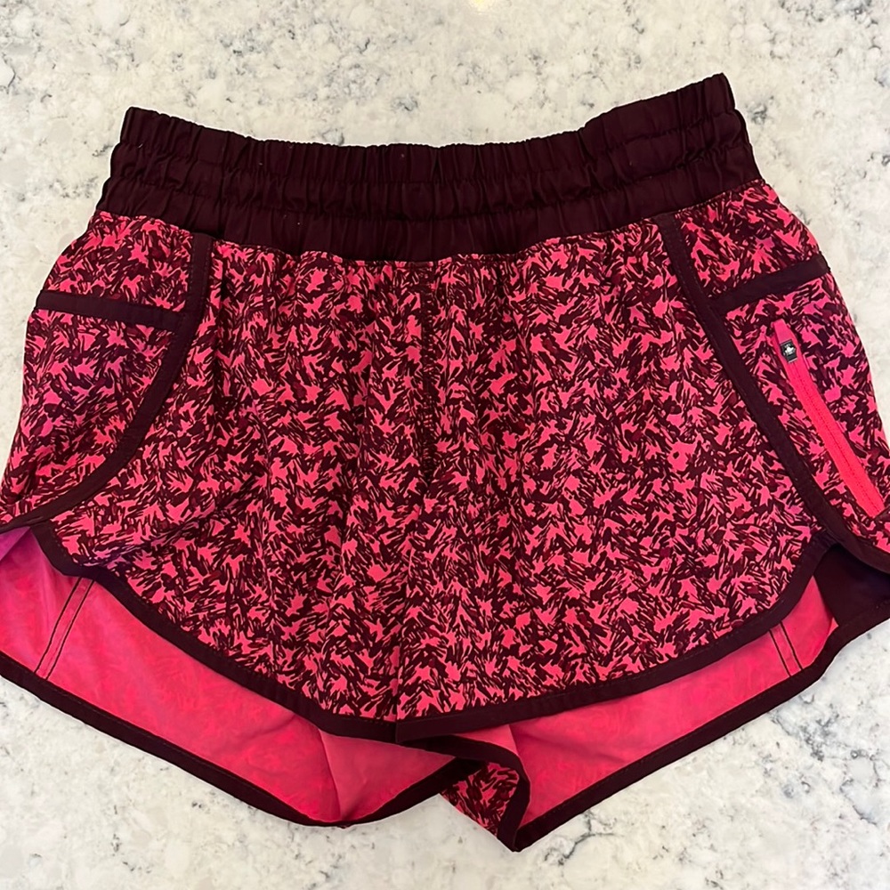 Lululemon shorts size 6 excellent condition